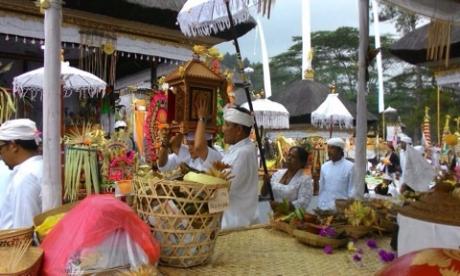 BKPP ngaturang bakti pujawali ngenteg linggih ring Pura Pengubengan Besakih
