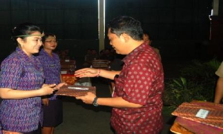 PENYERAHAN SK PNS DAN SUMPAH JANJI PNS SERTA PENYERAHAN BANTUAN PADA PANTI ASUHAN TAT TWAM ASI