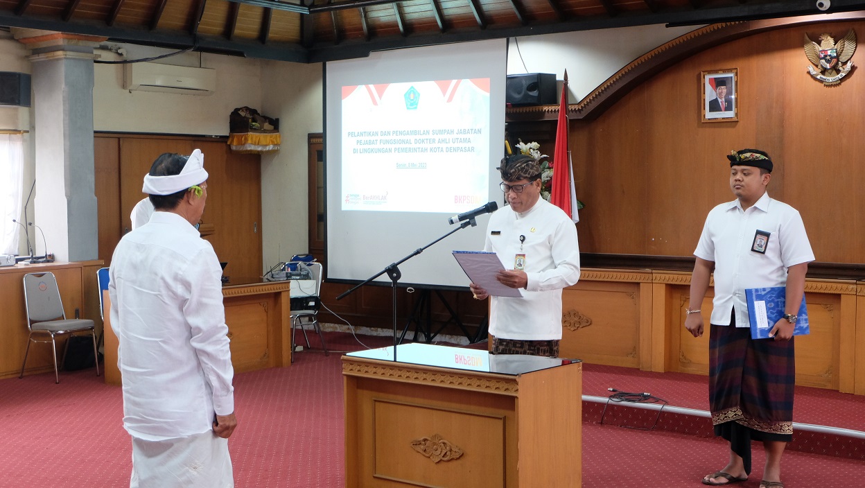 Pelantikan dan Pengambilan Sumpah Jabatan Pejabat Fungsional Ahli Utama di Lingkungan Pemerintah Kot