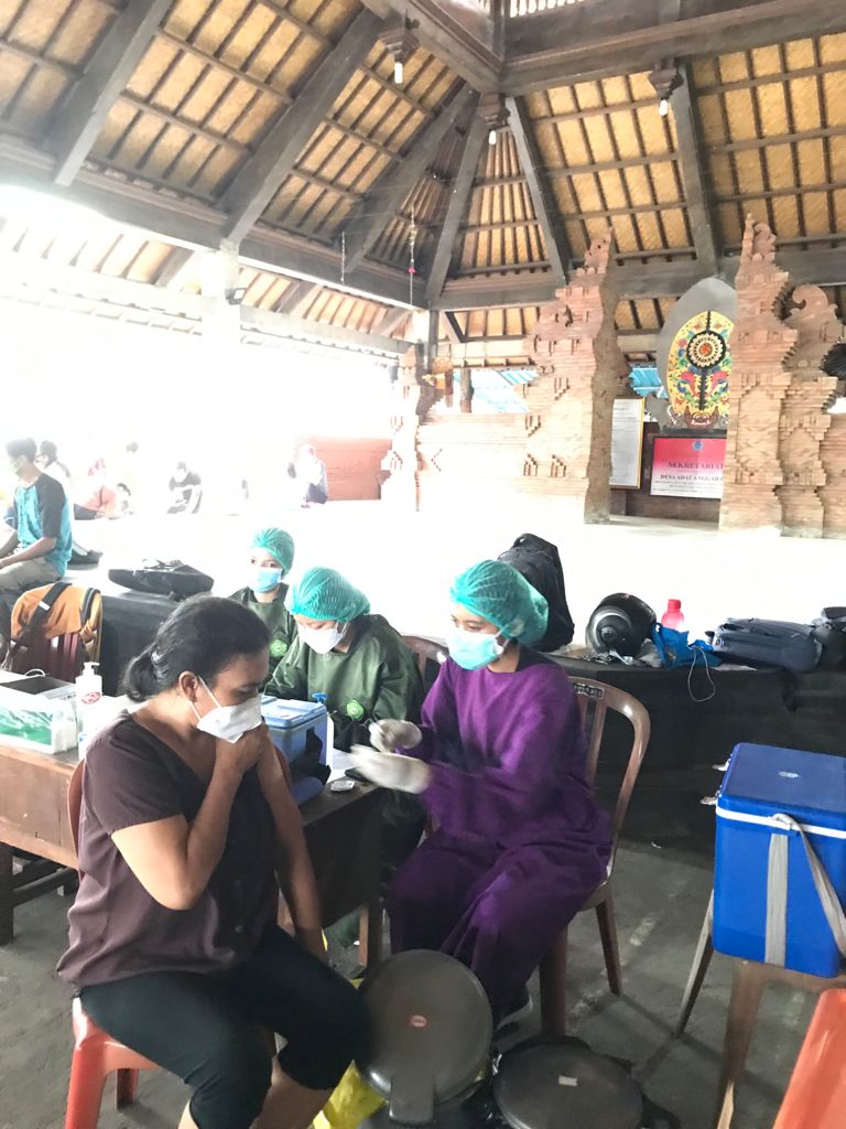 Vaksinasi Covid-19 di Kelurahan Penatih