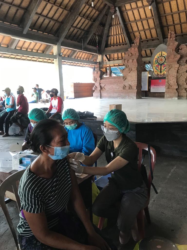 Vaksinasi Covid-19 di Kelurahan Penatih