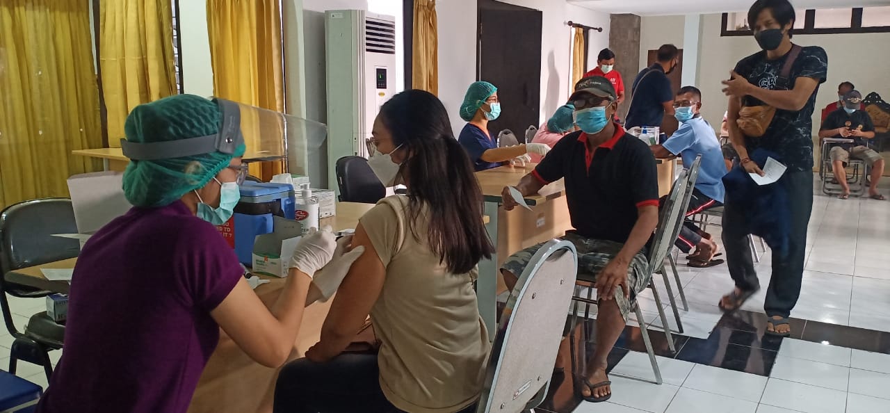 Vaksinasi COVID-19 Desa Adat Tembau