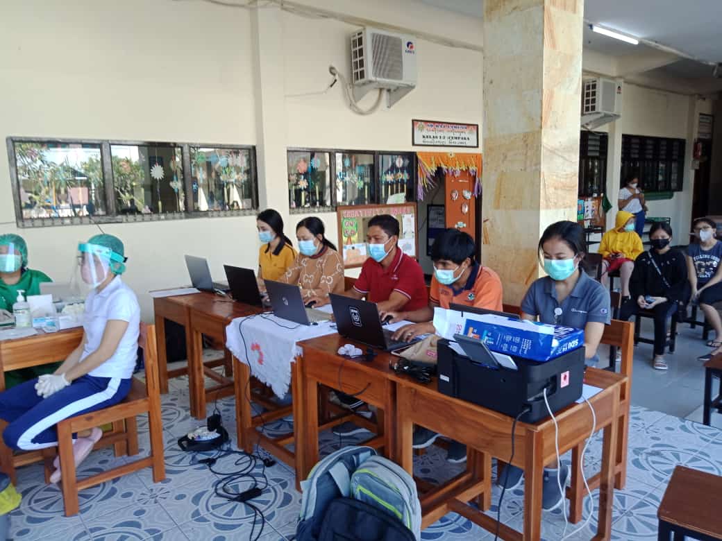 Vaksinasi COVID-19 di SMP Raj Yamuna Denpasar