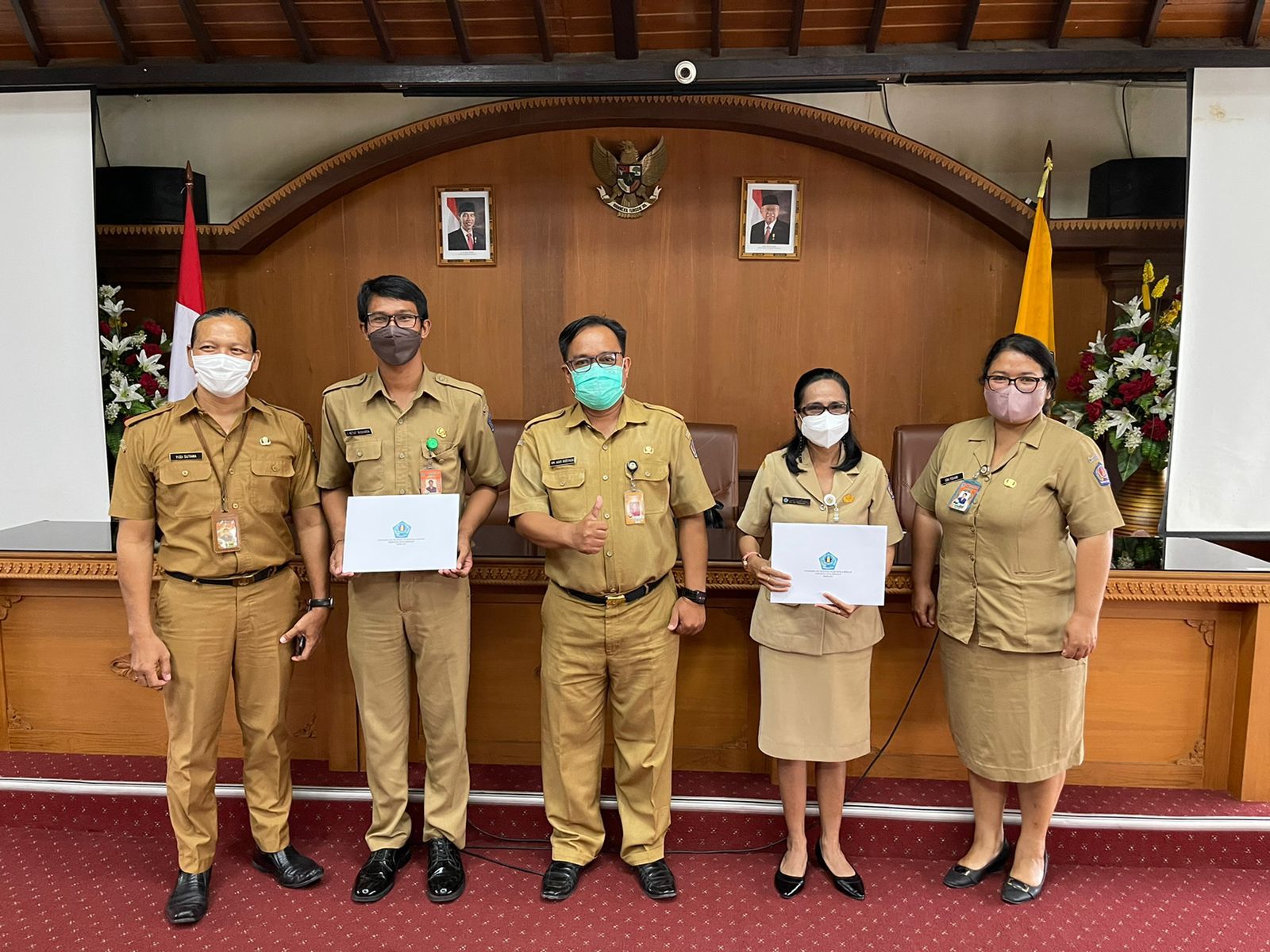 Penyerahan Surat Tanda Tamat Pendidikan dan Pelatihan Calon Kepala Sekolah Kota Denpasar Tahun 2021. 