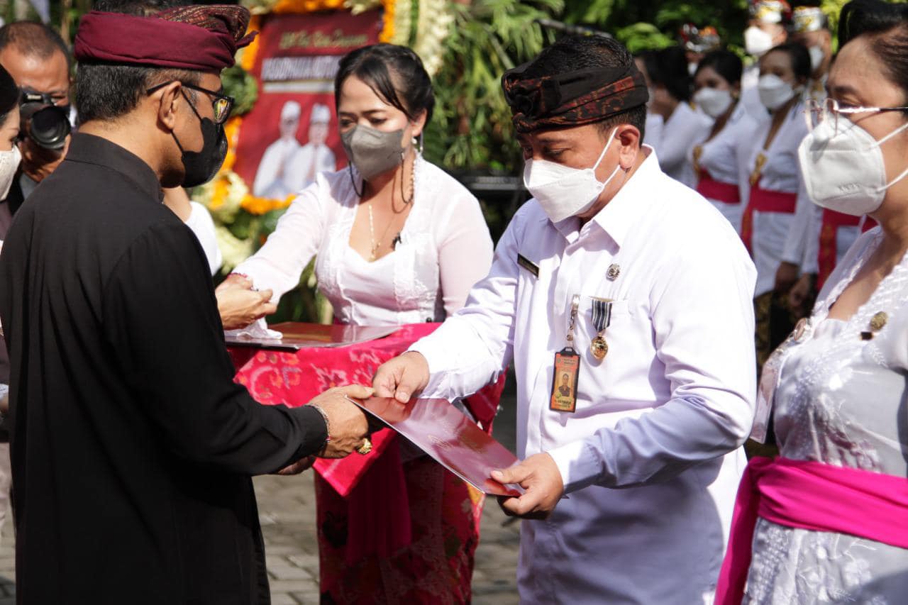 PENGANUGRAHAN TANDA KEHORMATAN SATYALANCANA KARYA SATYA PADA HUT KOTA DENPASAR KE -234